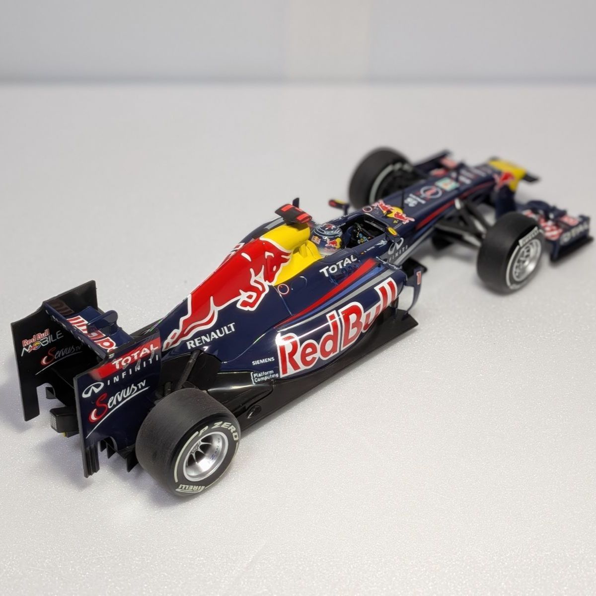 日本GP限定モデル 1/18 ミニチャンプス レッドブル ルノー RB7