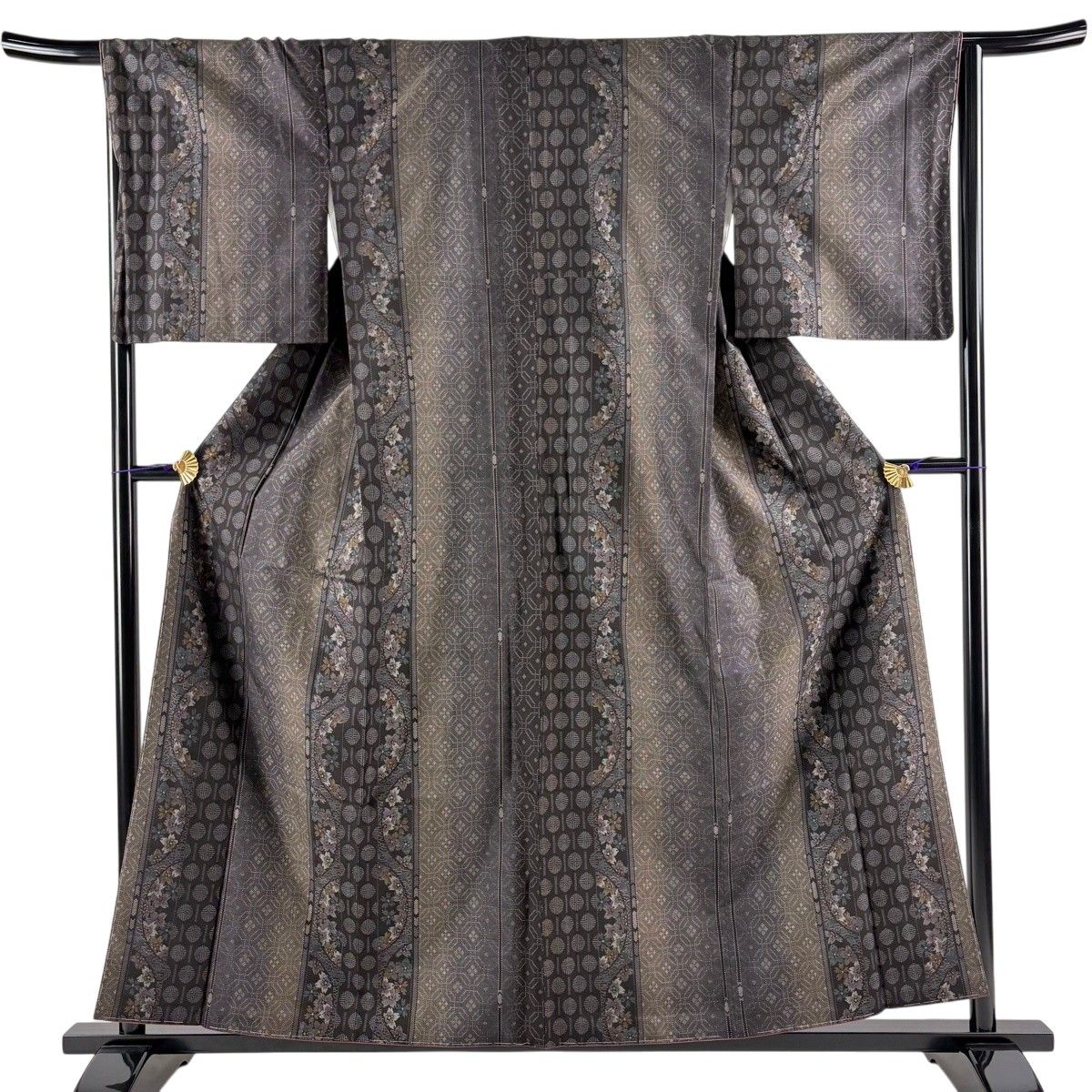 【美品】 大島紬 身丈158cm 裄丈66cm M 袷 純泥染 やまと 落款 桜 幾何学模様 墨色 正絹 名品 【中古】