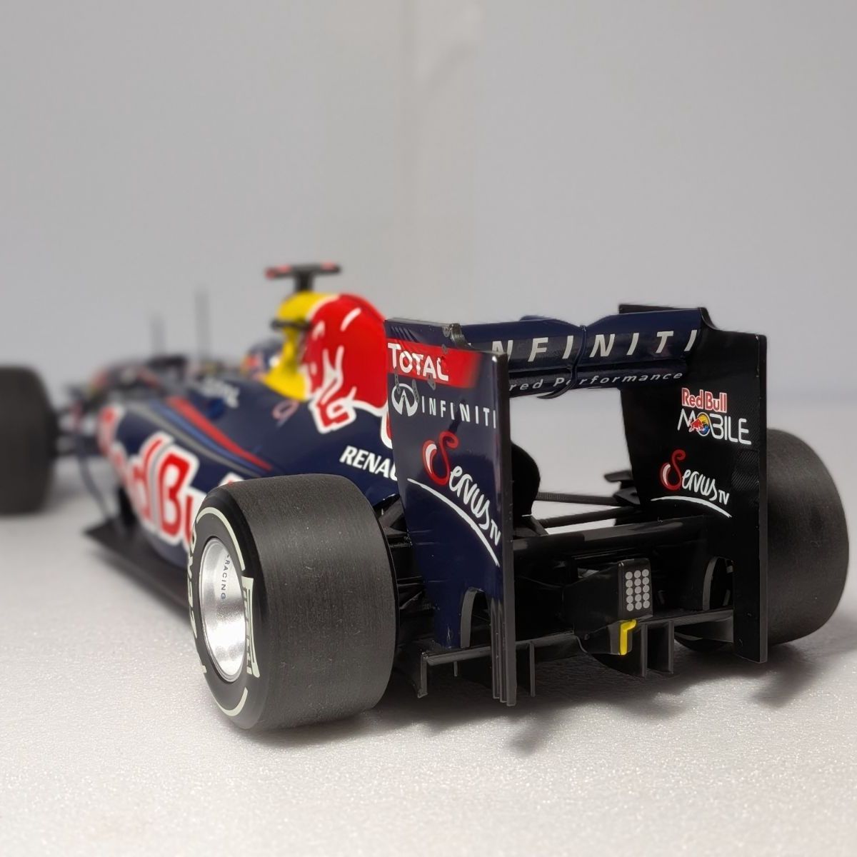 日本GP限定モデル 1/18 ミニチャンプス レッドブル ルノー RB7