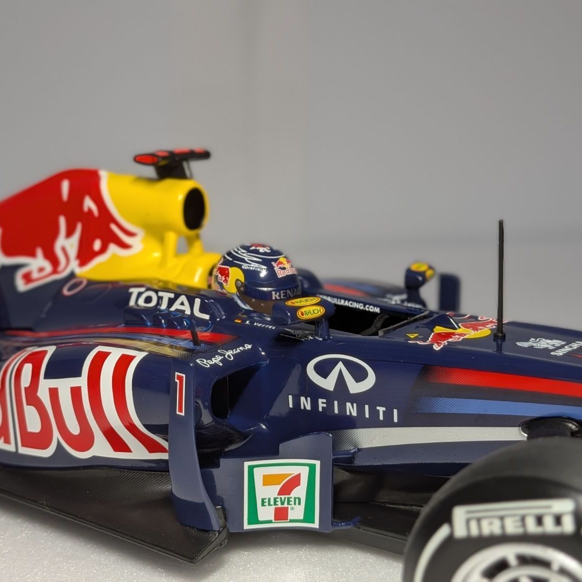 日本GP限定モデル 1/18 ミニチャンプス レッドブル ルノー RB7
