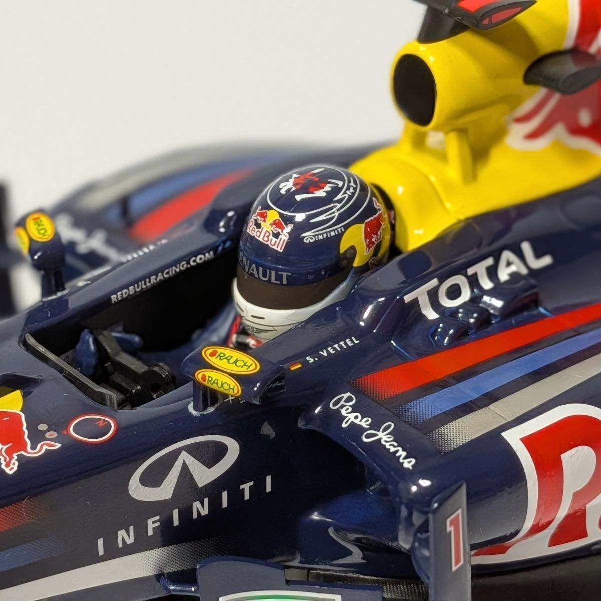 日本GP限定モデル 1/18 ミニチャンプス レッドブル ルノー RB7