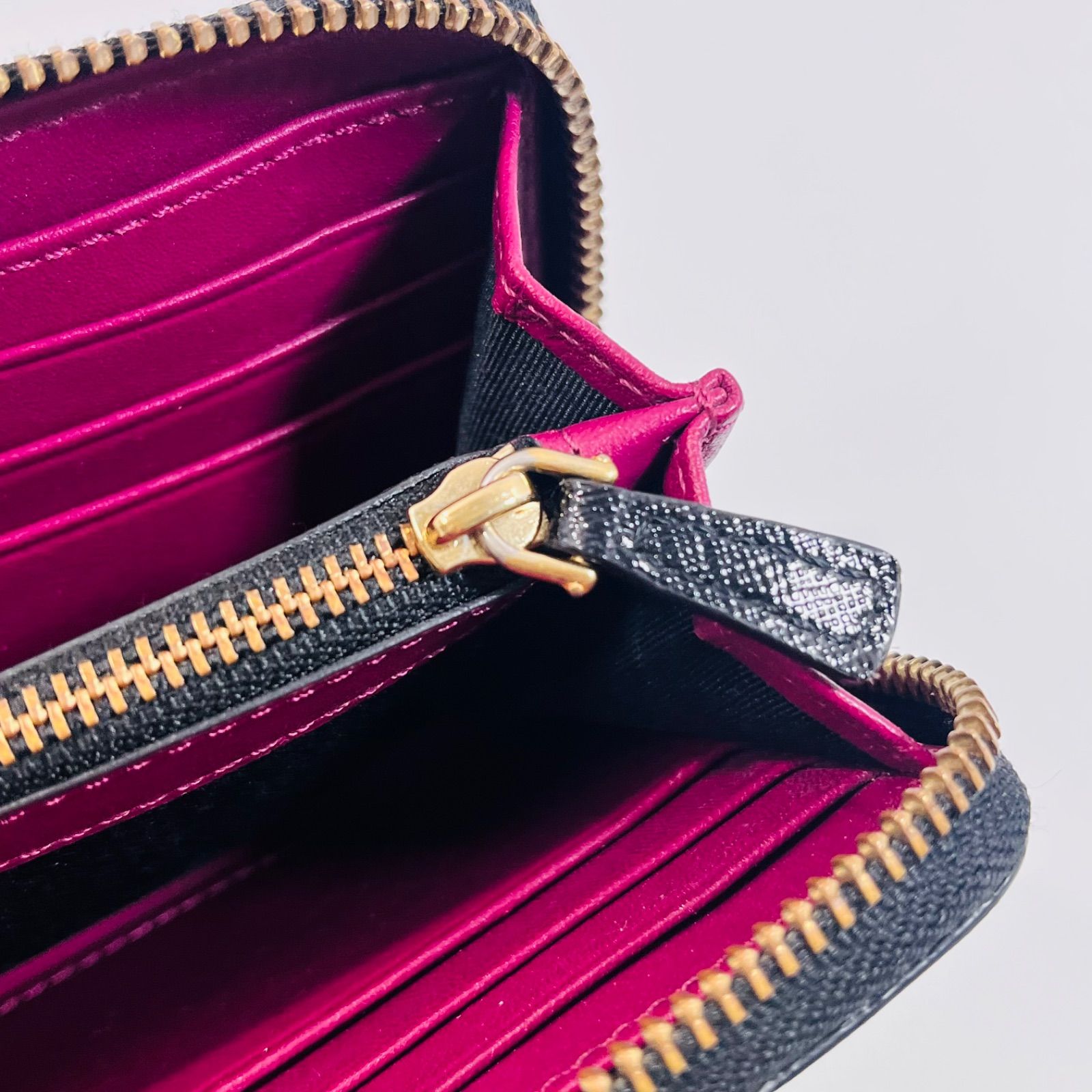 MARC JACOBS 長財布 ブラック ラウンドファスナー レザー ピンク内装 