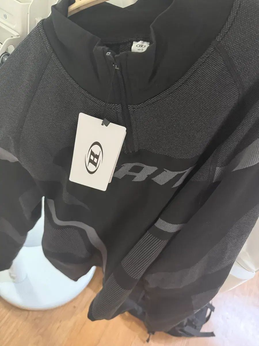 BORN TO WIN エクリプス ハーフジップアップ 商品 (新品)