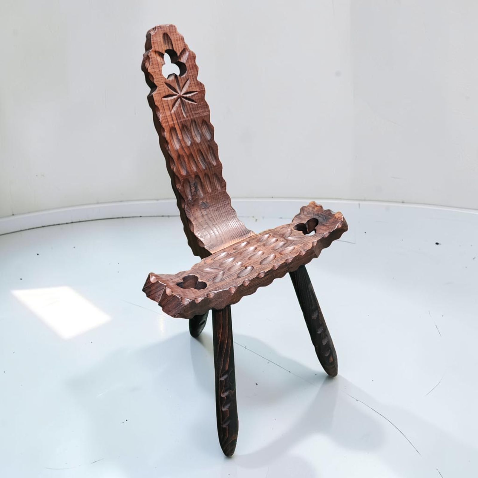 シェファードチェア Shepherd Chair 木製 手彫り 三本脚 民芸椅子