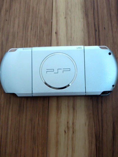 PSP「プレイステーション・ポータブル」ミスティック・シルバー