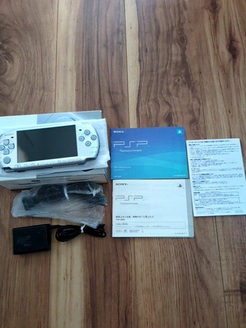 PSP「プレイステーション・ポータブル」ミスティック・シルバー