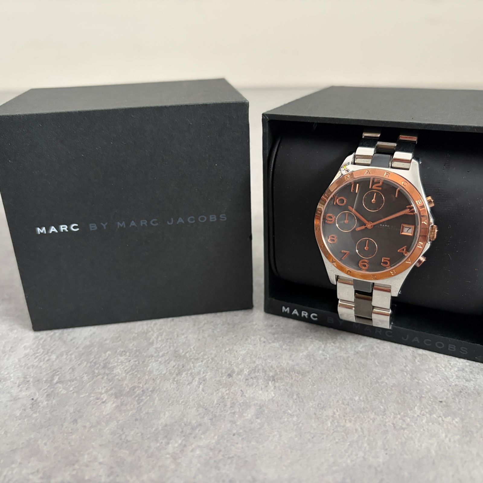 MARC BY MARC JACOBS クロノグラフデザイン ウォッチ 腕時計 マークジェイコブス