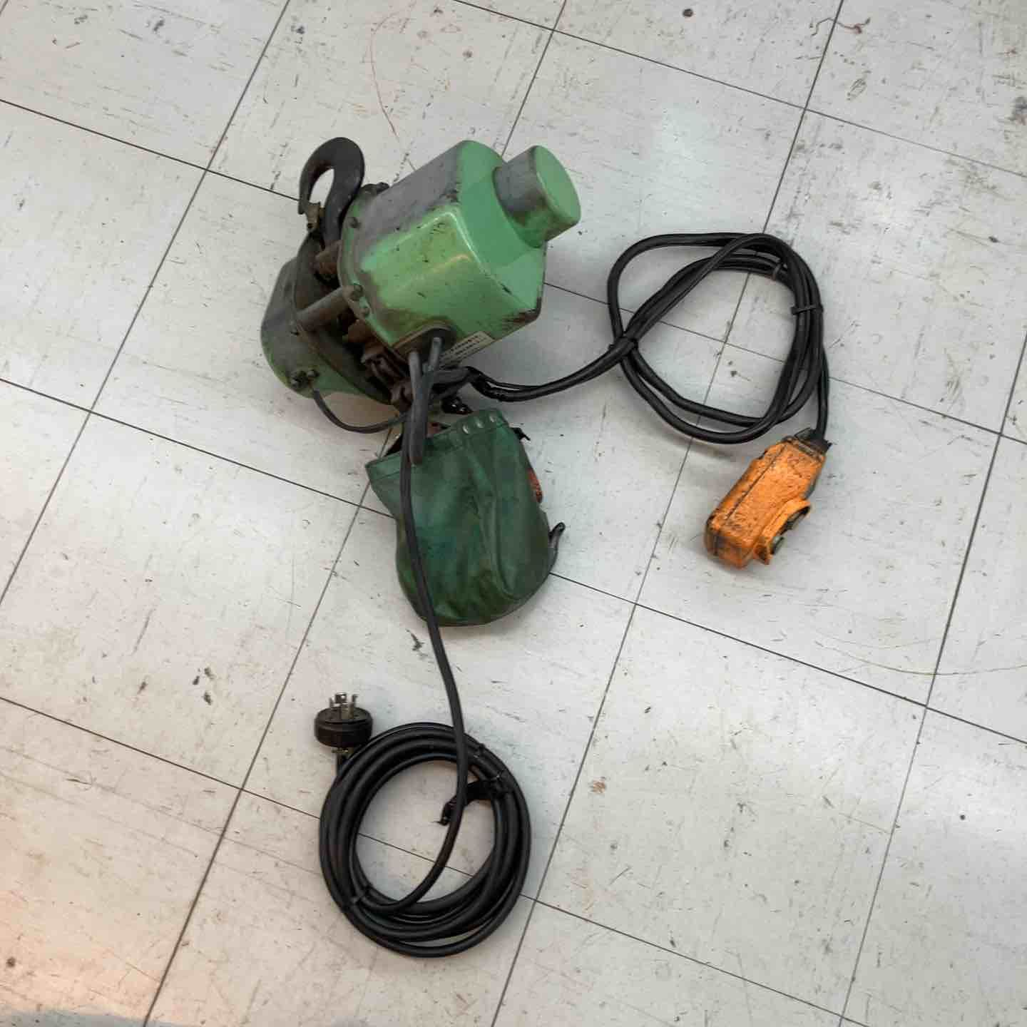 現状品】◇日立産機(HITACHI) 電動チェーンブロック 1/4E2 定格荷重 