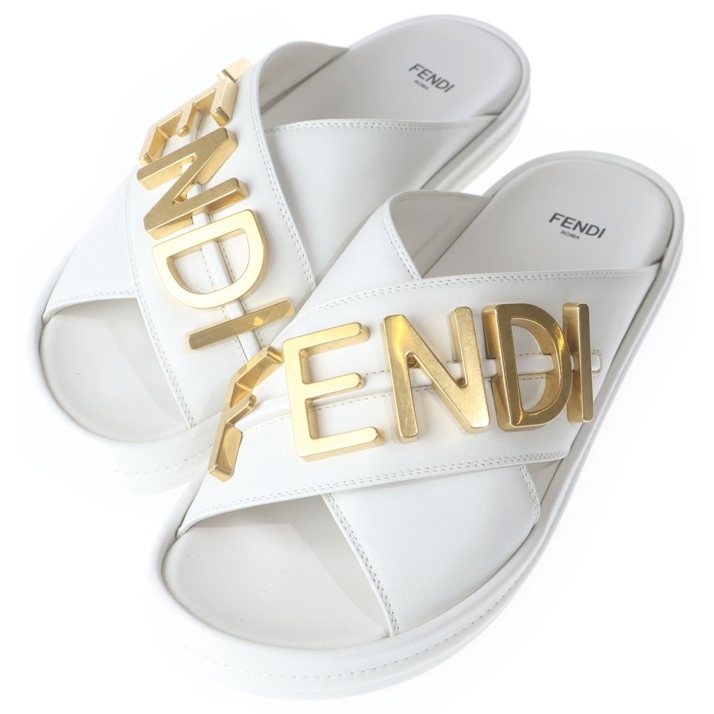 FENDI (フェンディ) メタルロゴ レザー フラットサンダル ホワイト FENDI (フェンディ) メタルロゴ レザー フラットサンダル ホワイト