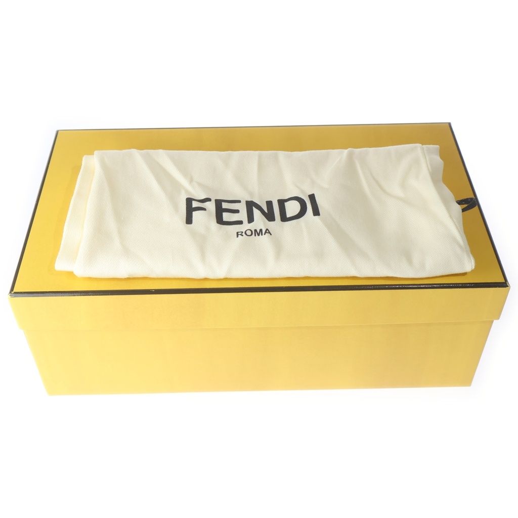 FENDI (フェンディ) メタルロゴ レザー フラットサンダル ホワイト FENDI (フェンディ) メタルロゴ レザー フラットサンダル ホワイト