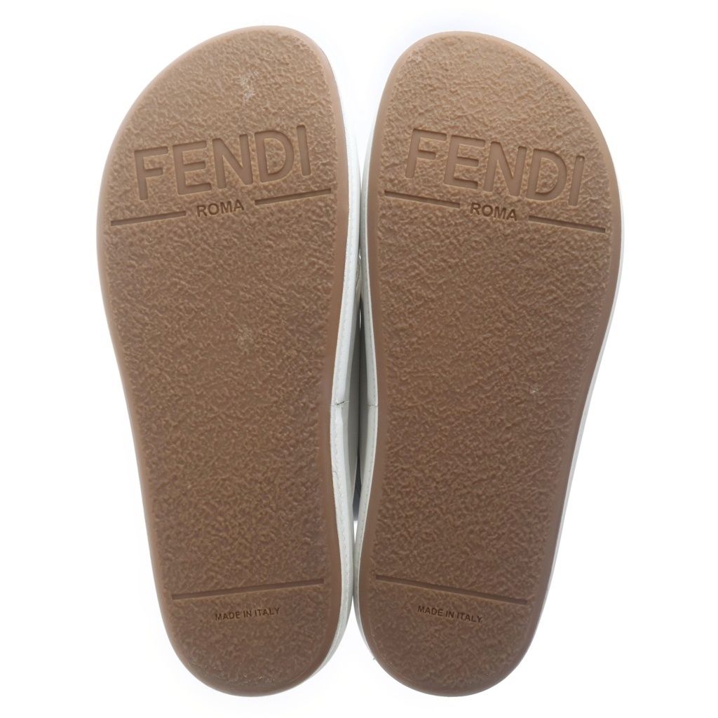 FENDI (フェンディ) メタルロゴ レザー フラットサンダル ホワイト FENDI (フェンディ) メタルロゴ レザー フラットサンダル ホワイト