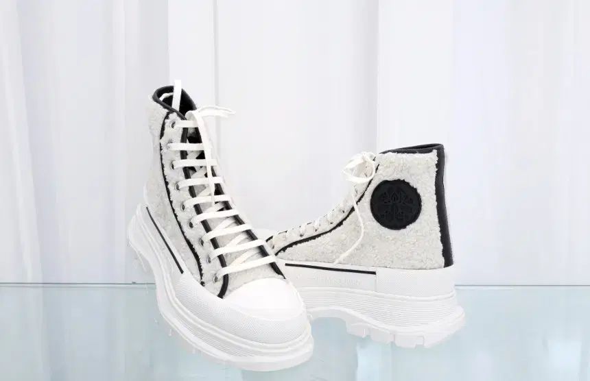 驚きの破格値，低価 Alexander McQueen 未使用 新品 シアリング トレッド スリック スニーカー 727379 スニーカー