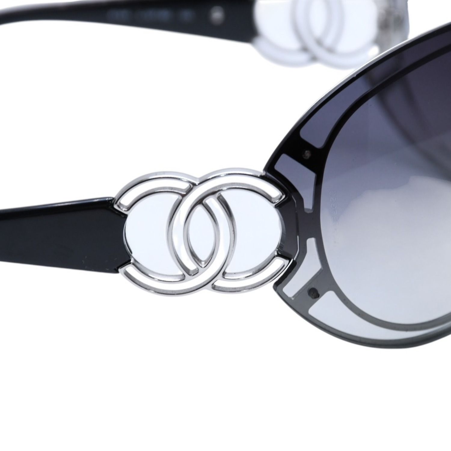 極美品 CHANEL シャネル シールド サングラス アイウェア 4144 c.127/8G サイズ125 ココマーク ブラック シルバー 中古 4a002132 極美品 CHANEL シャネル シールド サングラス アイウェア 4144 c.127/8G サイズ125 ココマーク ブラック シルバー 中古 4a002132