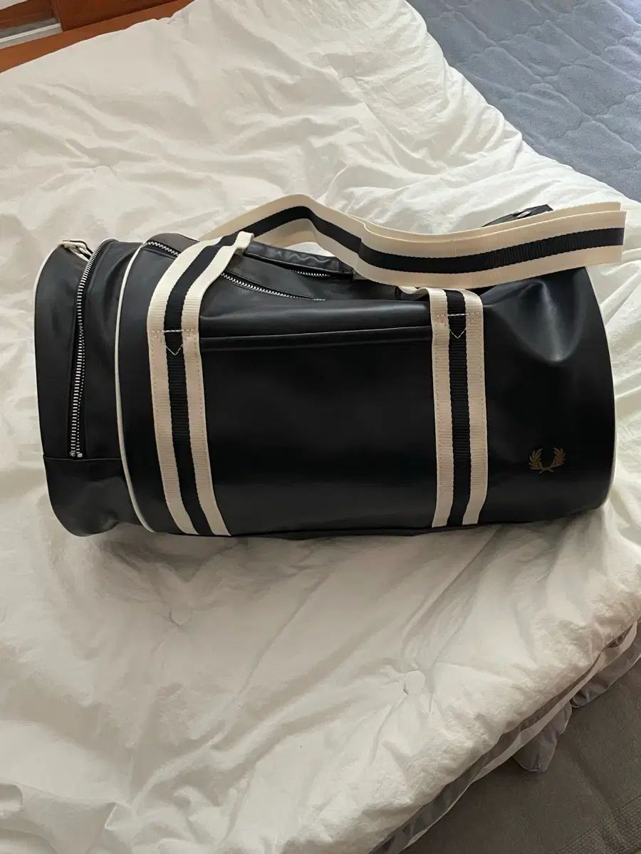 フレッドペリー (新品) Classic BARREL(バレル) バッグ ネイビー トートバッグ ジムバッグ 旅行カバン