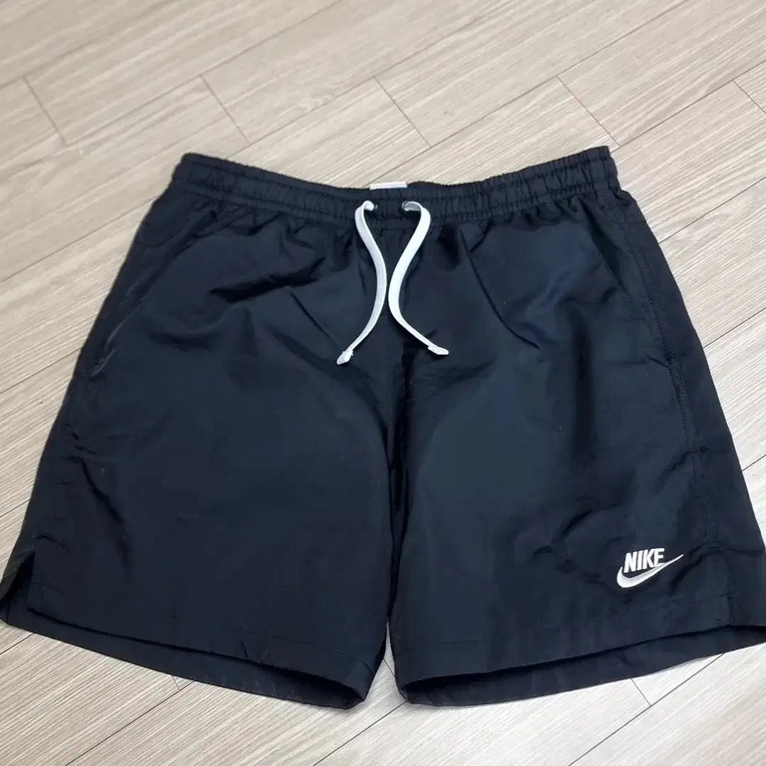 ナイキ スウッシュ ブラック ハーフパンツ (m)