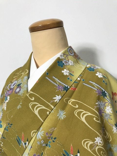 【中古】Mサイズ 小紋 化繊 芥子色地に草花模様