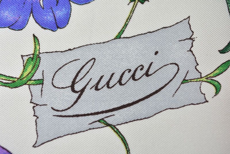 グッチ スカーフ GUCCI ヴィンテージ 大判スカーフ フローラプリント/フラワー柄 グリーンマルチ【中古】 グッチ スカーフ GUCCI ヴィンテージ 大判スカーフ フローラプリント/フラワー柄 グリーンマルチ【中古】