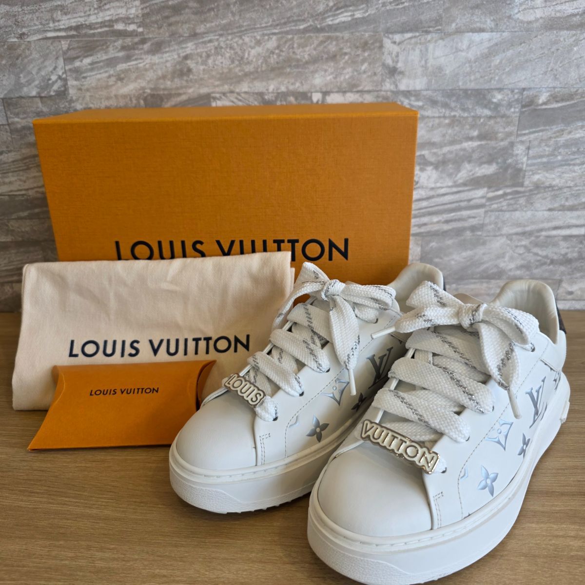 LOUIS VUITTON ルイ・ヴィトン タイムアウトライン ロゴプレート付き 