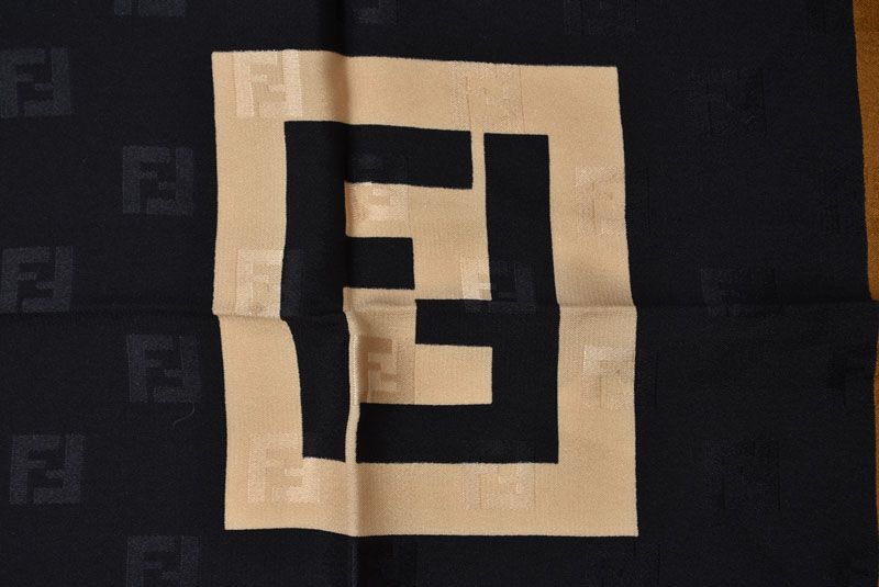 フェンディ スカーフ FENDI シルクツイル ヴィンテージ ズッカ柄 ブラック/ベージュ【中古】 フェンディ スカーフ FENDI シルクツイル ヴィンテージ ズッカ柄 ブラック/ベージュ【中古】