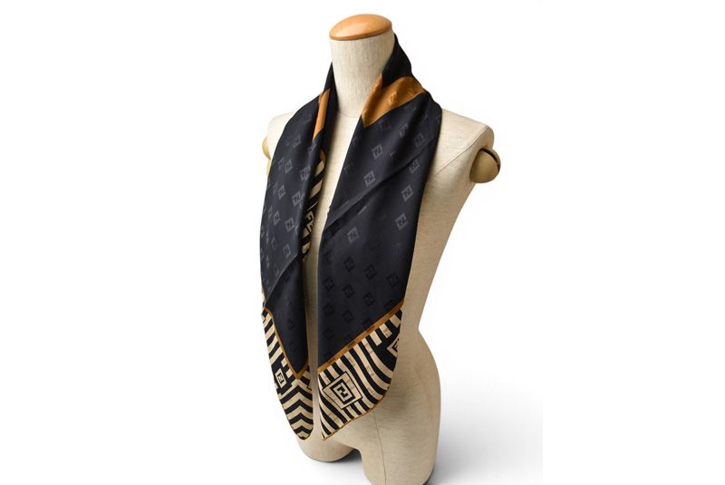 フェンディ スカーフ FENDI シルクツイル ヴィンテージ ズッカ柄 ブラック/ベージュ【中古】 フェンディ スカーフ FENDI シルクツイル ヴィンテージ ズッカ柄 ブラック/ベージュ【中古】