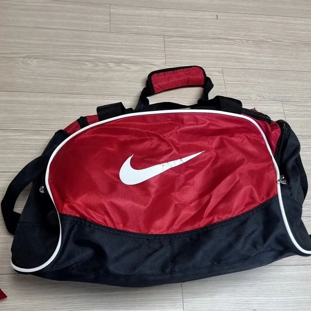日本製の80-90s NIKE レッド/ブラック スポーツ ダッフルバッグ