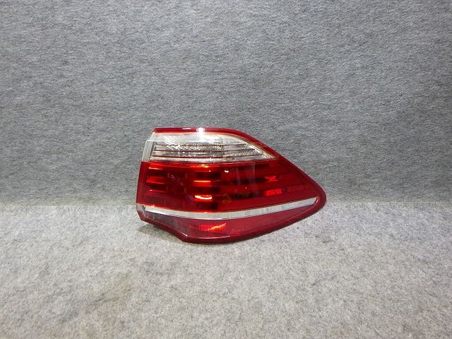 200系　クラウン　右テール　GRS200　GWS　GRS203　後期　30-370　8150-30C50　ロイヤル　LED玉切れ無し　260514005