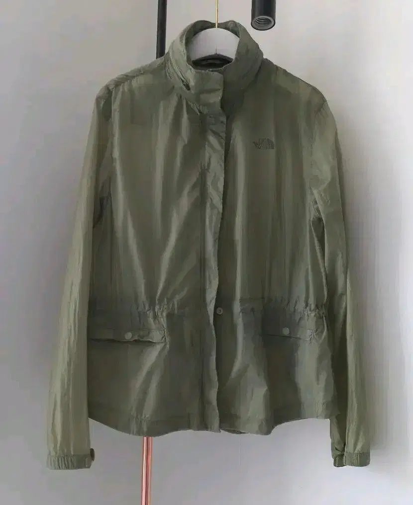 THE NORTH FACE ザノースフェイス レディース ウィンドブレーカー グリーン