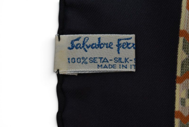 サルヴァトーレフェラガモ スカーフ ヴィンテージ Salvatore Ferragamo スカーフ アニマルモチーフ ブラック/クリーム【中古】 サルヴァトーレフェラガモ スカーフ ヴィンテージ Salvatore Ferragamo スカーフ アニマルモチーフ ブラック/クリーム【中古】