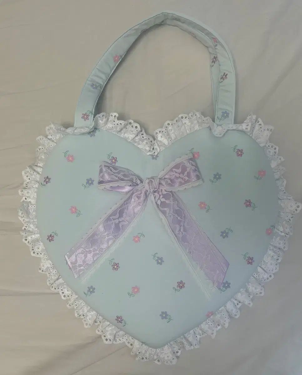 ナイロンファー スカイブルー 花 刺繍 ハート バッグ