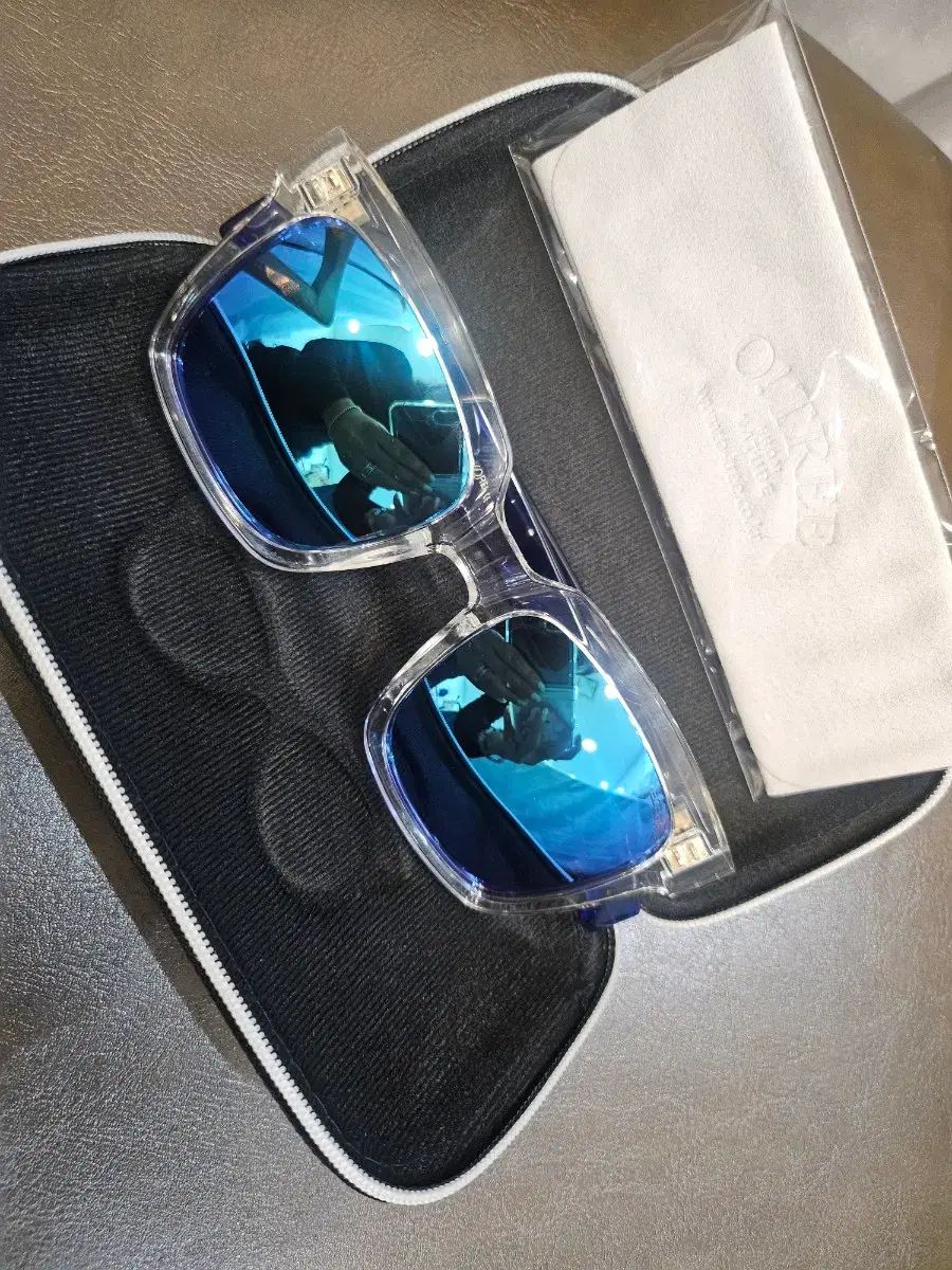 UVカット99% ミラー サングラス 新品