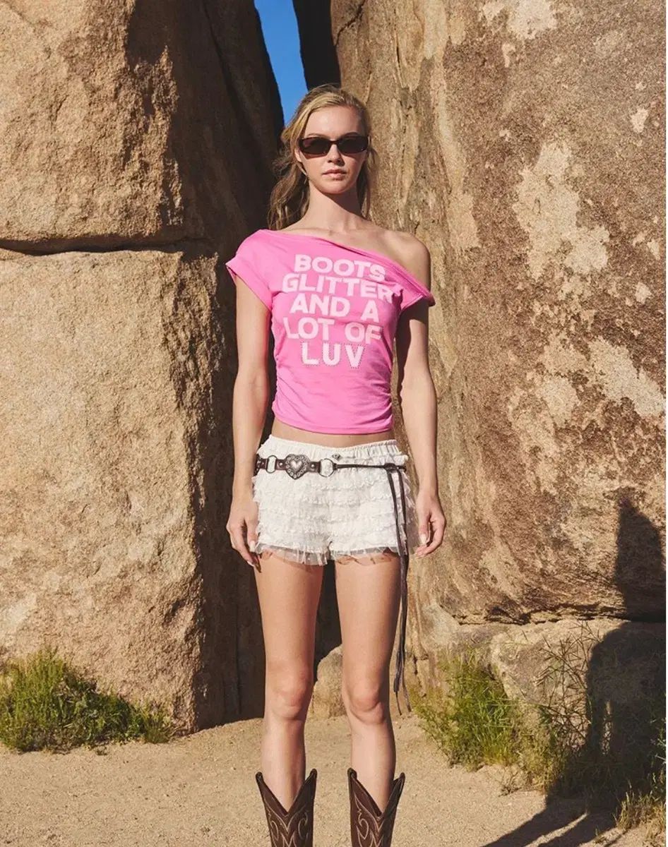 アズイフ・キャル TWIST UNBALANCE LETTERING T-SHIRT