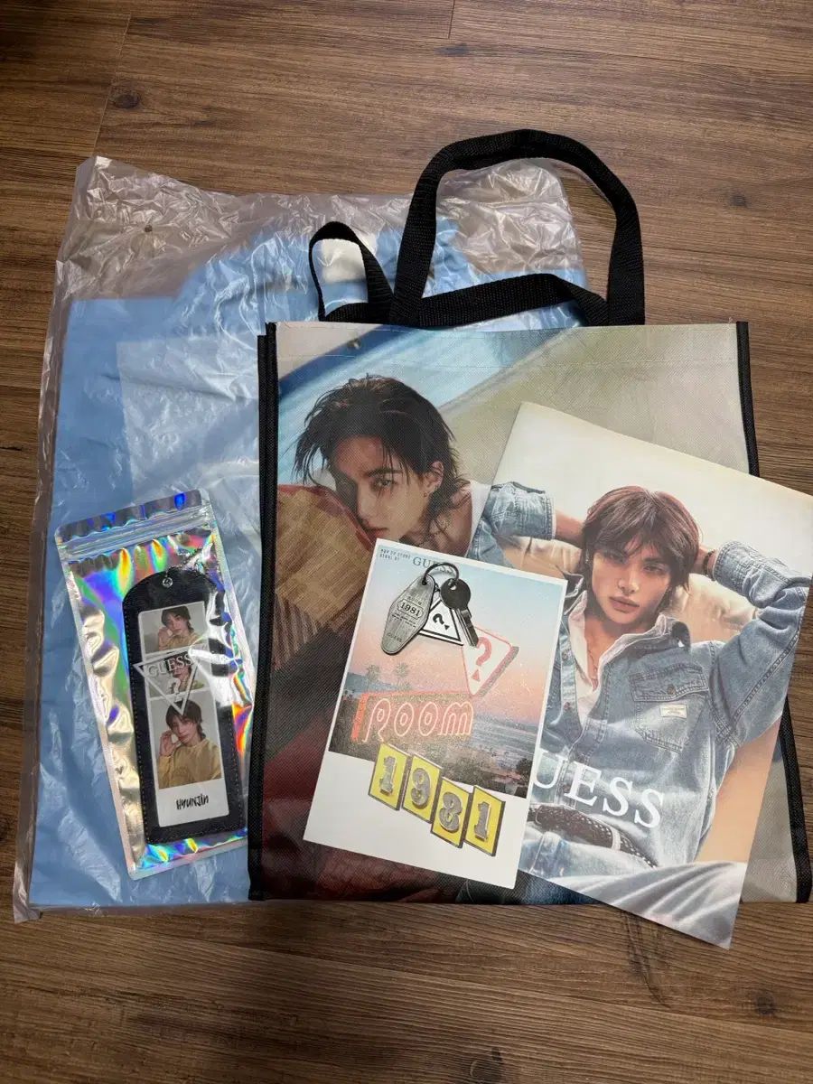 GUESS Stray Kids(ストレイキッズ・スキズ・SKZ) ヒョンジン(HYUNJIN) ルックブック+タポリンバッグ+キーホルダー など 出品