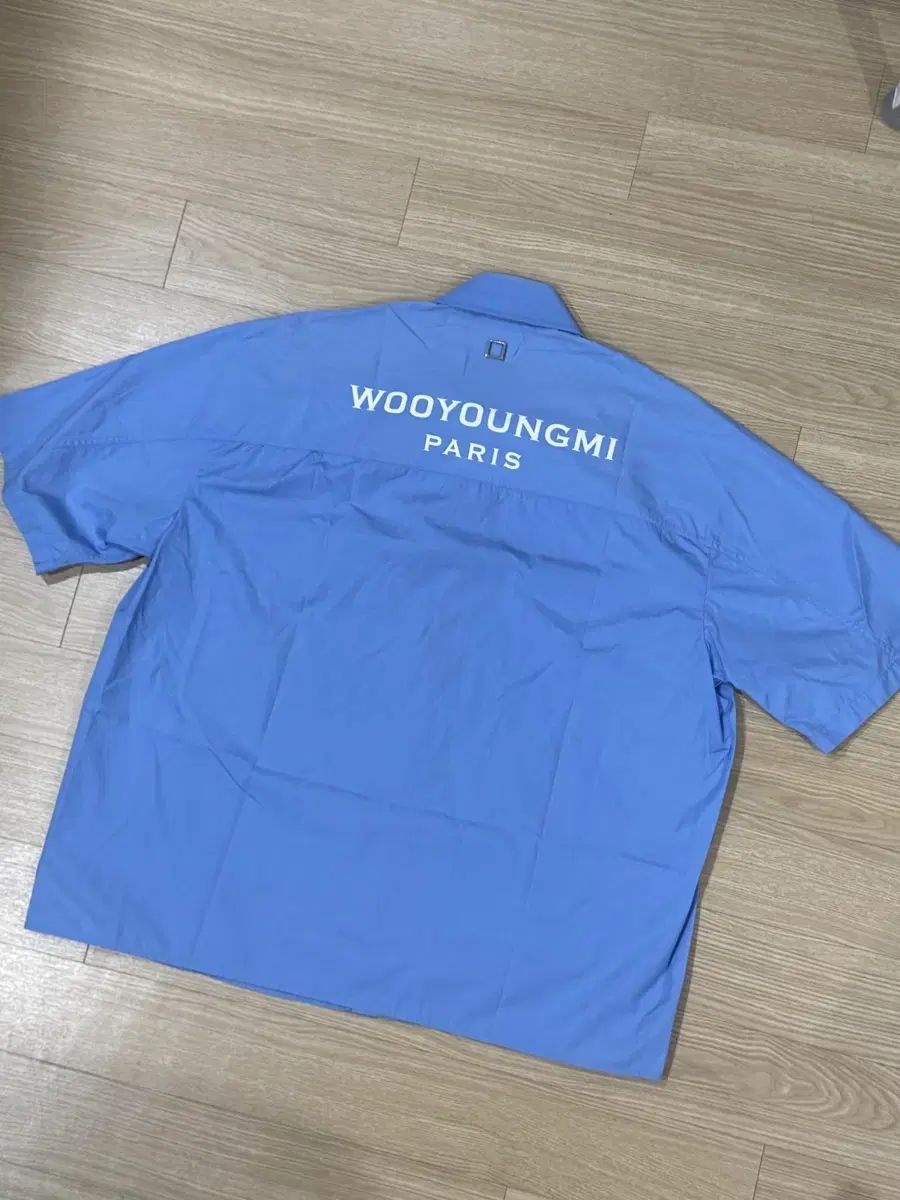 50 WOOYOUNGMI ウーヨンミ 23SS バックロゴ 半袖シャツ スカイブルー