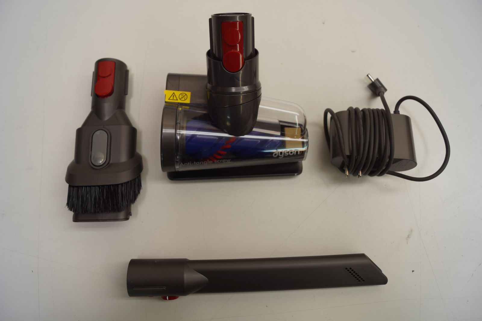 ジャンク品・未清掃】ダイソン Dyson SV18 コードレス掃除機 本体OK