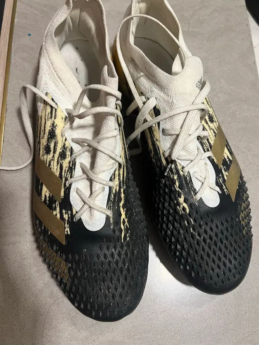 アディダス プレデター ミュウテイター 20.1 LOW FG