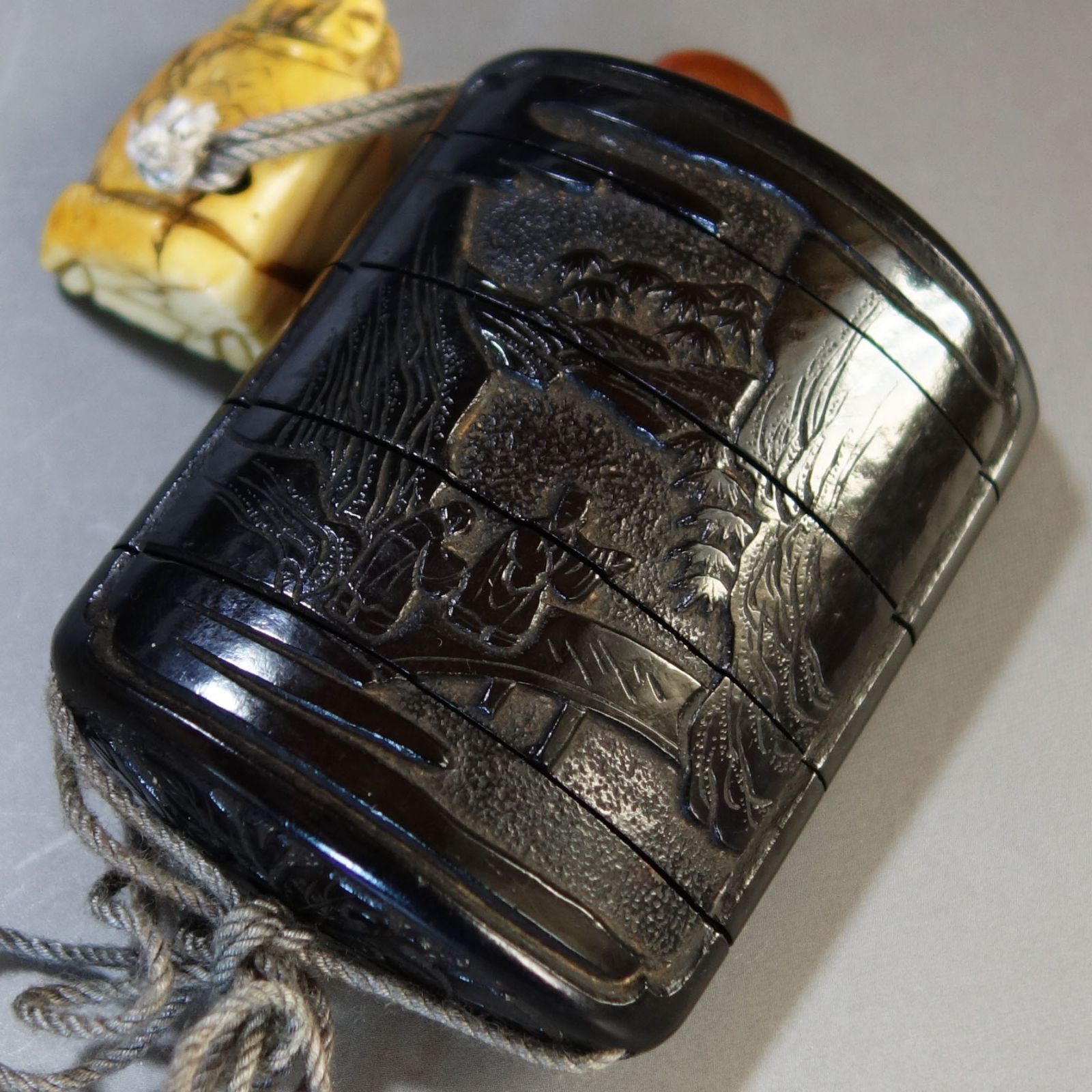 骨董逸品【中国山水図 印籠 堆黒 ／ 牙 彫刻 肩車の奴髷人物 根付 