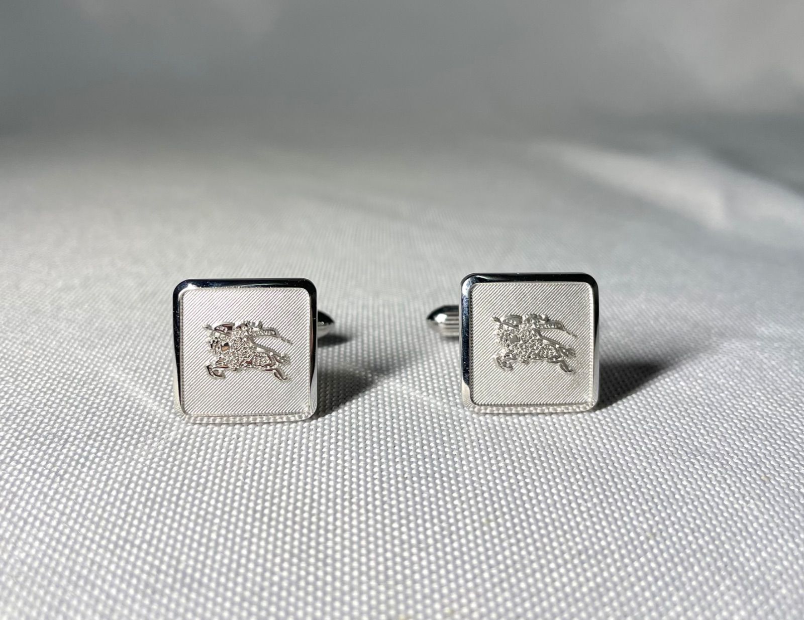 美品 BURBERRY バーバリー エクエストリアンナイト 騎士デザイン シルバーメタリック カフス カフリンクス ボタン メンズアクセサリー