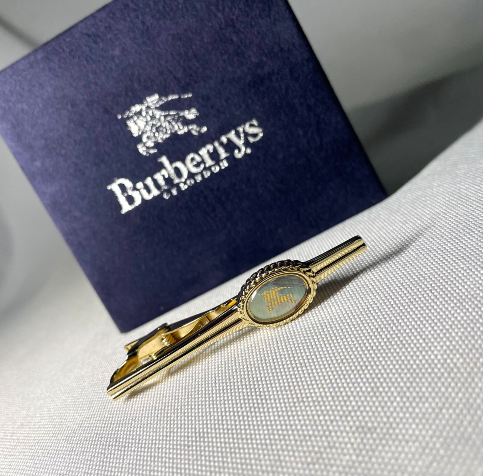 美品 Burberry バーバリー エクエストリアンナイト 騎士デザイン ゴールド&グラデーションシェル ネクタイピン タイピン タイバー 箱有