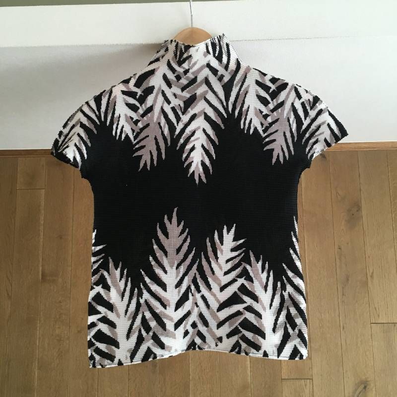 美品 me by ISSEY MIYAKE トップス 美品 me ISSEY MIYAKE ミー イッセイミヤケ トップスF - メルカリ