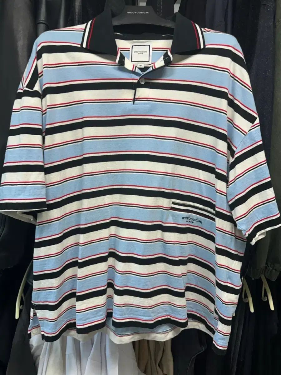 48 ウーヨンミ(WOOYOUNGMI) 25SS ブルー ストライプ ポロ Tシャツ