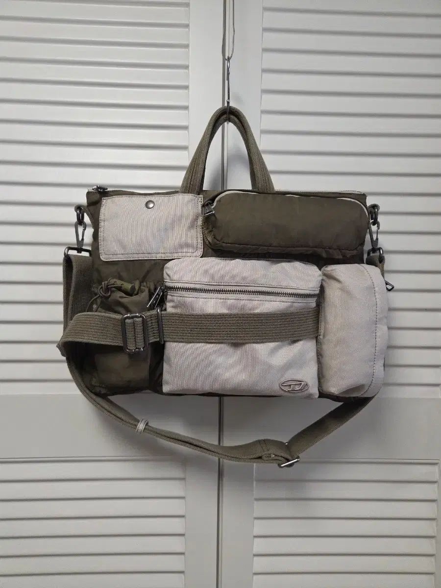 DIESEL カーキ マルチポケット ショルダーバッグ クロスバック