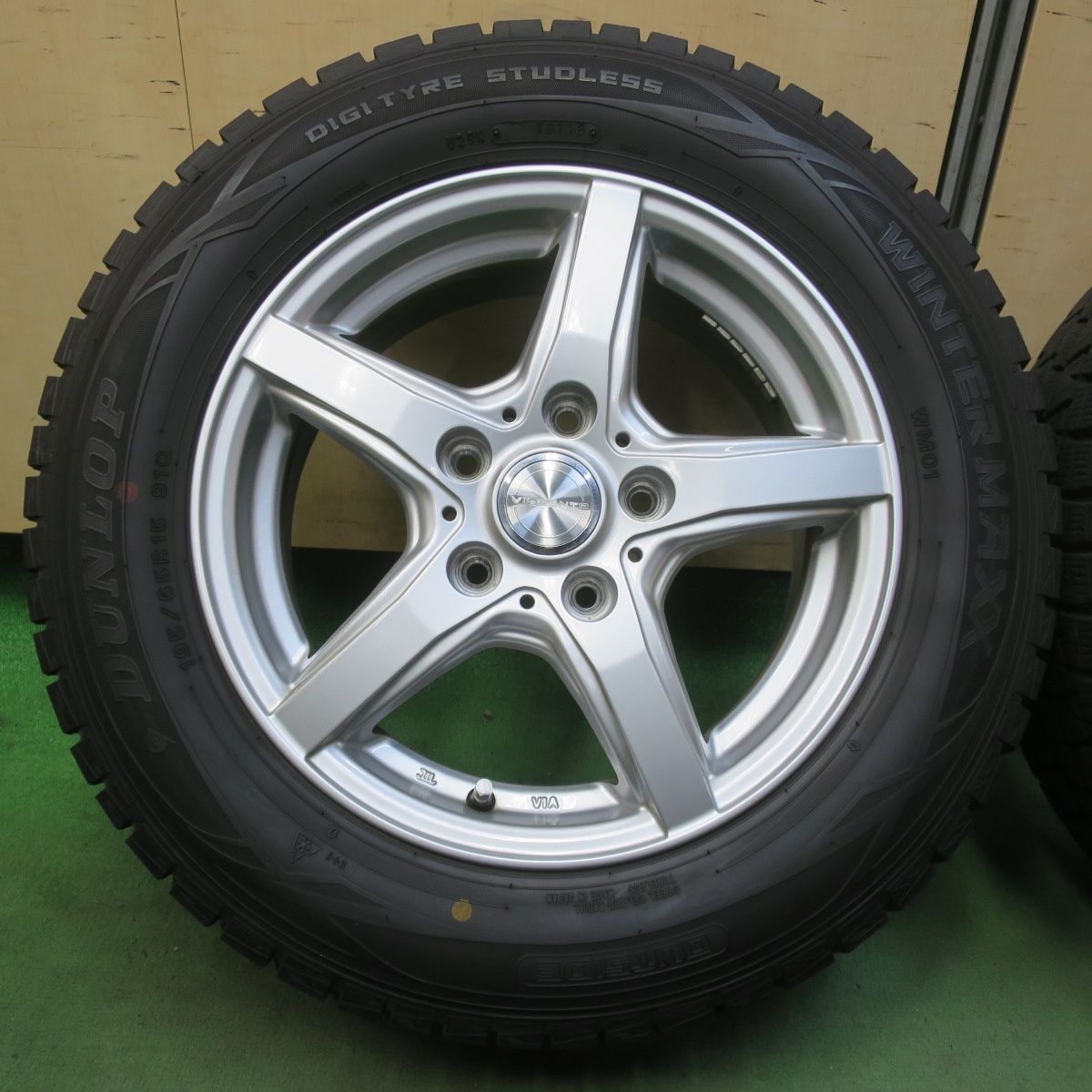 バリ溝！キレイ！9.5分☆スタッドレス 195/65R15 ダンロップ