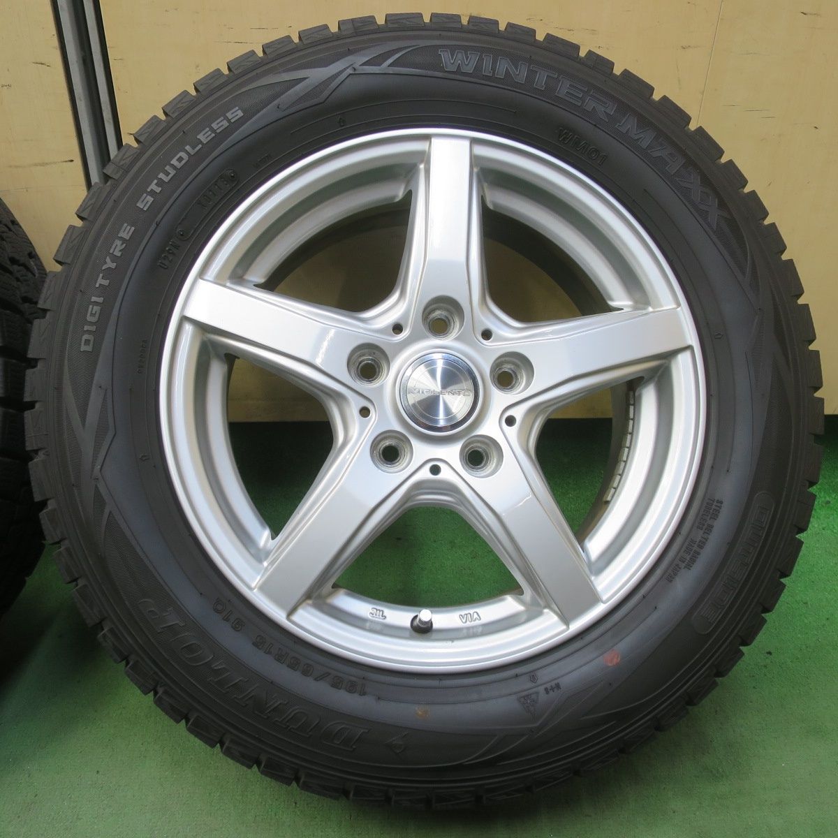 スタッドレスタイヤホイール付き 195/65R15ダンロップウインターマックス19年製バリ溝プリウス等 バリ溝！キレイ！9.5分☆スタッドレス 195/65R15 ダンロップ