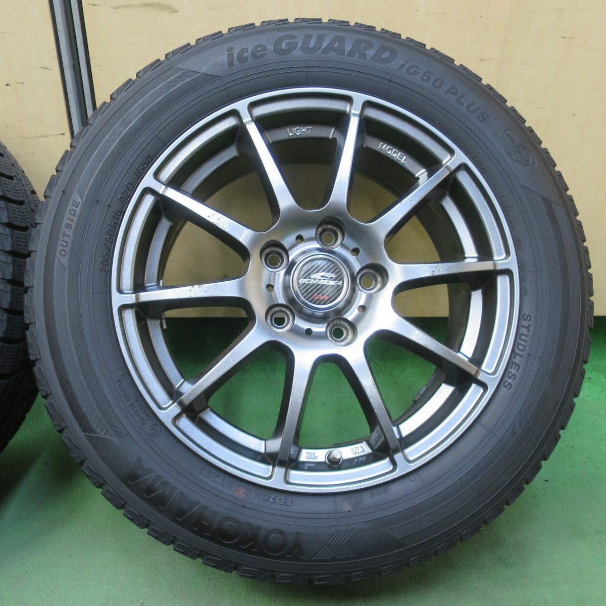 バリ溝！8.5分☆スタッドレス 205/60R16 ヨコハマ アイスガード iG50