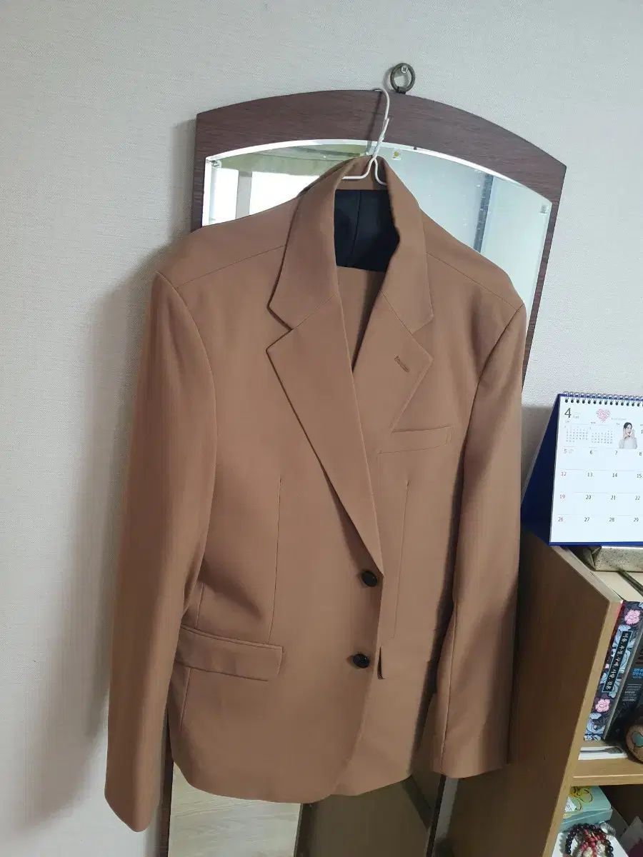 ベージュ スーツ セットアップ 8万円で出品