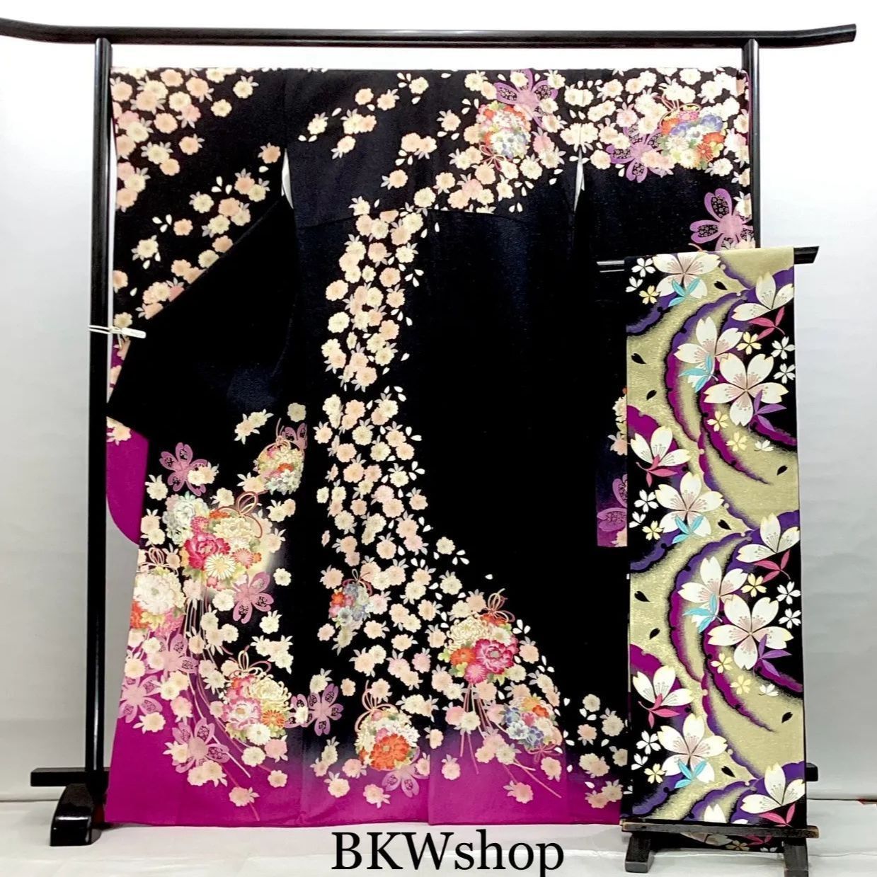 ＜大特価　現品限り＞　used　正絹　振袖・袋帯　2点セット　黒ラメ地裾紫花くす玉桜柄　成人式　およばれ　着付け練習