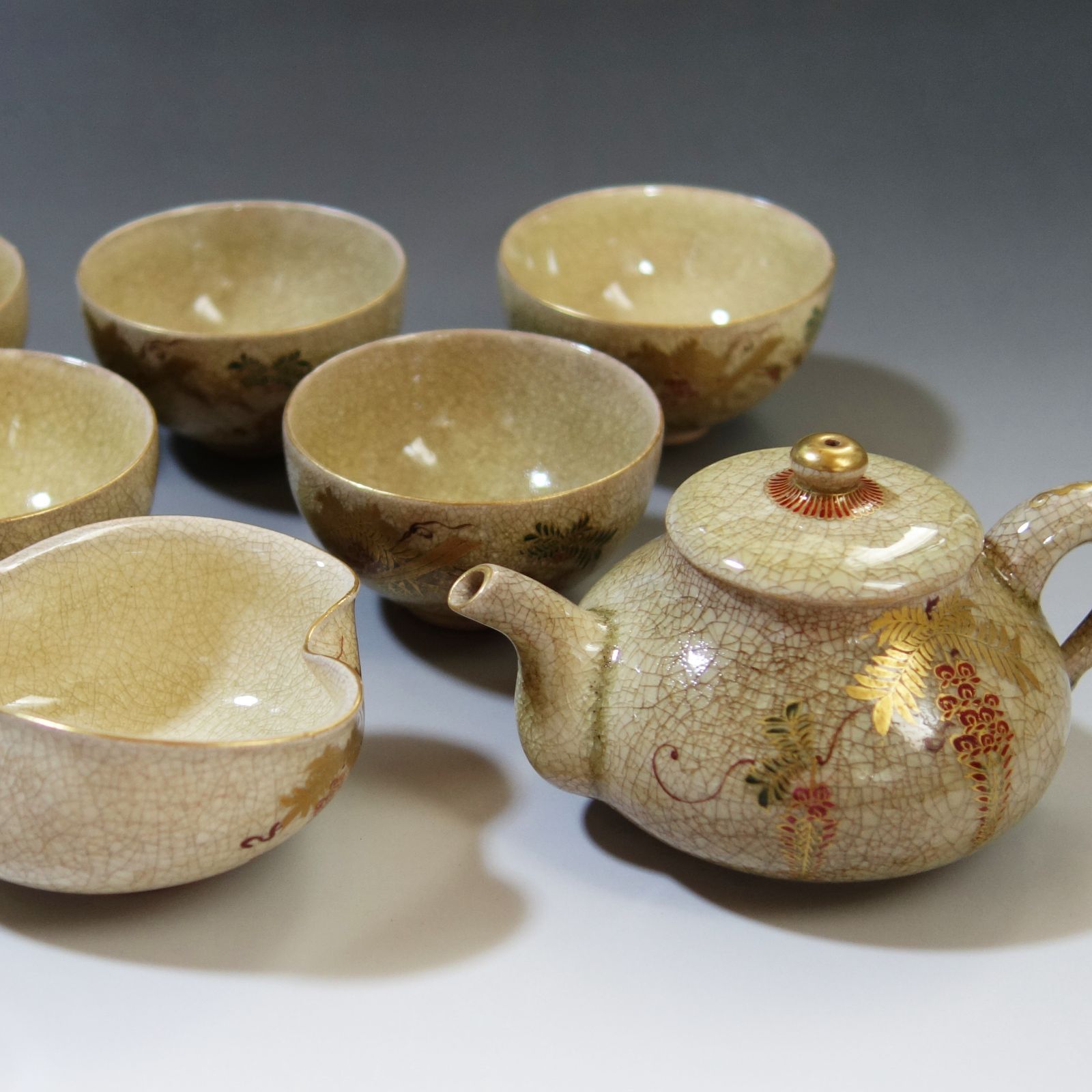 骨董逸品 【薩摩焼 平岡製 色絵金襴手 檜扇鶴藤紋 煎茶碗急須セット】(共箱付き) 茶器 茶道具 薩摩焼 骨董 古美術 Ba25080801