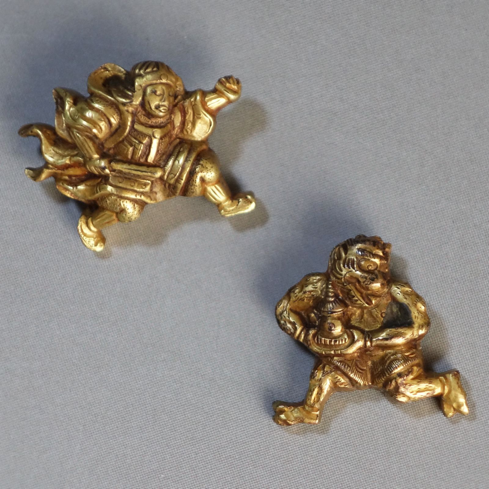骨董逸品【韋駄天捷疾鬼図目貫 金色絵 うっとり象嵌】(箱付き) 日本刀 刀装具 鍔 鐔 目貫 武具 江戸 骨董 古美術 Ac25110401
