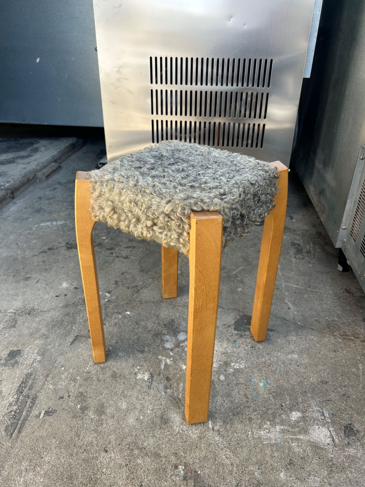【北欧】Avart Design製 北欧家具 スウェーデン産 ムートンスツール