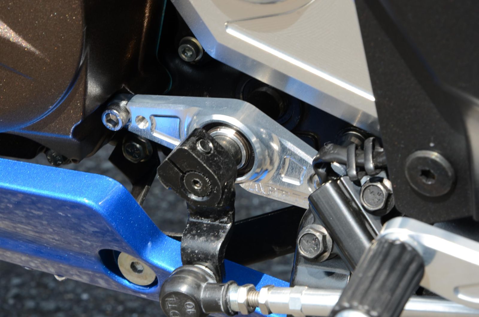 AGRAS シフトシャフトホルダー GIXXER SF250/250 Vストローム250SX 312-310-001